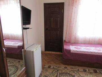 Фото номера Бюджетный двухместный номер с 2 отдельными кроватями и душем за пределами номера Мини-отель Mini Pansionat Kalinka г. Чолпон-Ата 3