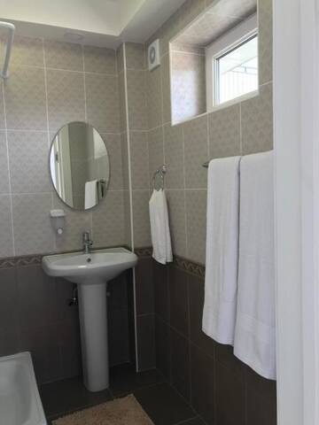 Фото номера Двухместный номер Делюкс с 1 кроватью и душем Гостевой дом Guest House “Aura” г. Чолпон-Ата 14