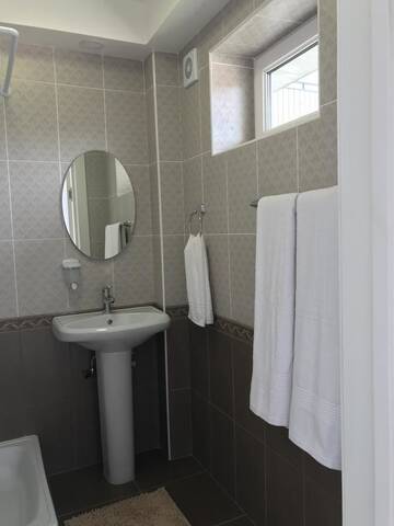 Фото номера Двухместный номер Делюкс с 1 кроватью и душем Гостевой дом Guest House “Aura” г. Чолпон-Ата 7